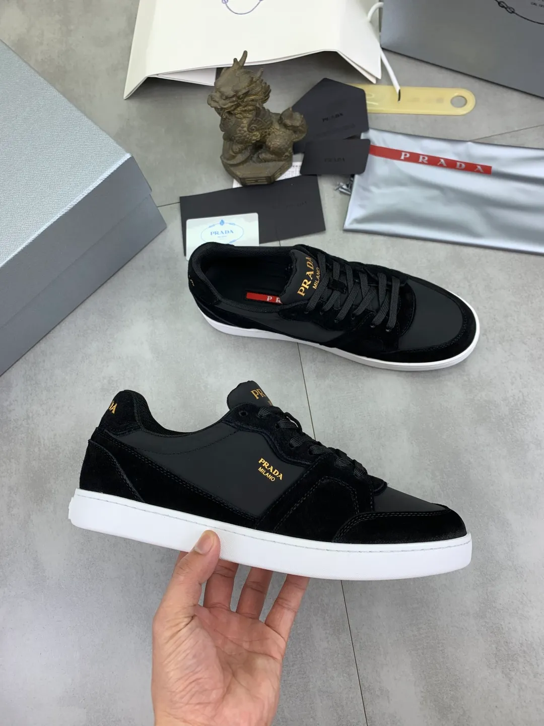 Men's shoes 💰P560💰[New model] The top version is available on the official website, 🆘 The trendy brand (Prada) mainly promotes the popular model, avant-garde and versatile fashionable men's shoes, private version mold opening, cowhide surface splicing 1:1.. Stylish and simple, original imported cowhide lining cowhide feet; the atmosphere and personality are more fashionable, eye-catching and pursuing class. It will subvert the old idea and be a must-have for fashionistas with you! Must keep it for yourself! Tall and comfortable, large and low, high-end quality workmanship. Official website’s new high-end outsole. Size: 38-45. Multiple colors available.